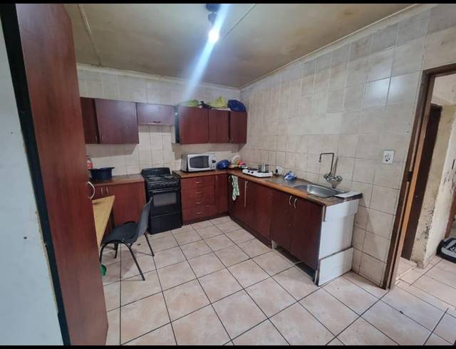 5 BEDROOM HOUSE FOR SALE IN VREDEDORP